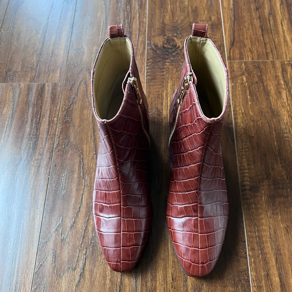 Elegant Crocodile-Embossed Leather Ankle Boots